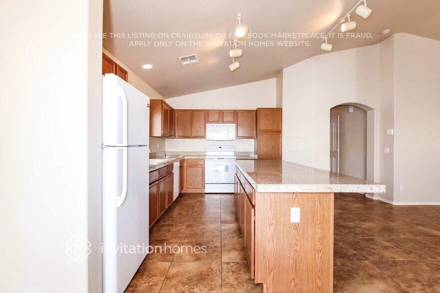 Building Photo - 12742 W Pershing St