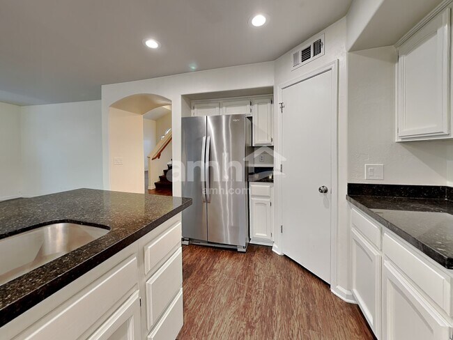 Building Photo - 518 W San Remo St