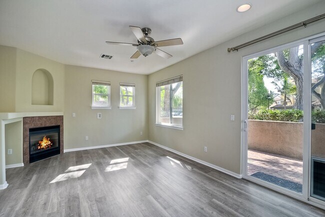 Building Photo - Immaculate Town Home in the Valencia Commu...