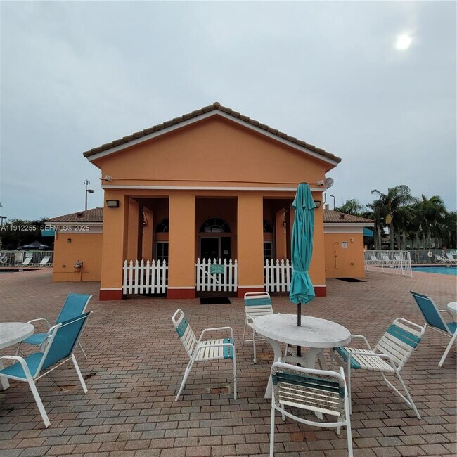 Building Photo - 1666 SE 27th Ct