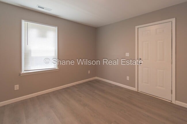 Building Photo - Remodeled 2BR/ 1 BA home ready for easy li...