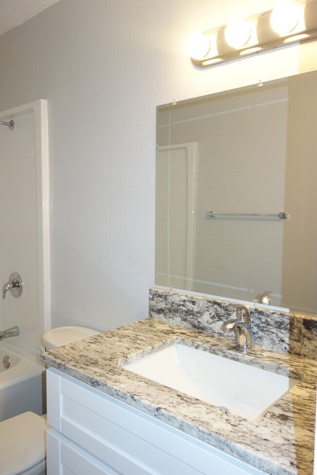 Building Photo - Renovated Large 2 Bedroom/1 Bathroom Top F...