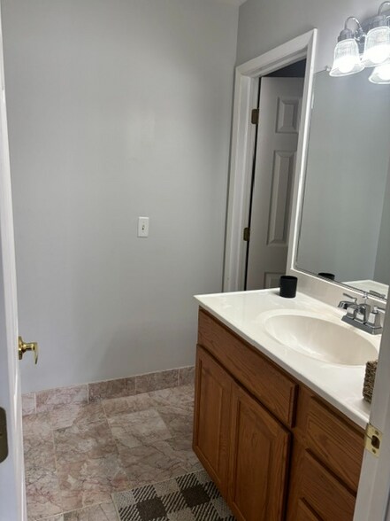 Building Photo - 493 Le Parc Cir