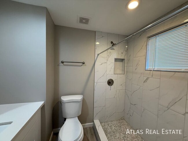 Building Photo - 3412 W Orangewood Ave