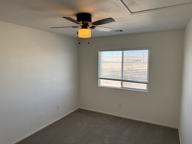 Building Photo - New flooring and kitchen. No neigbors behi...