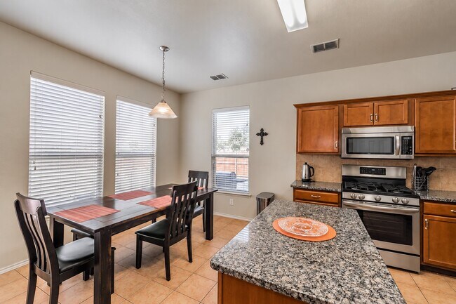 Building Photo - 3006 Pinecrest Dr