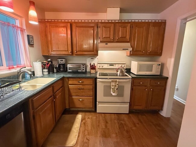 Building Photo - 3/2 in Fernwood Manor-FULLY FURNISHED