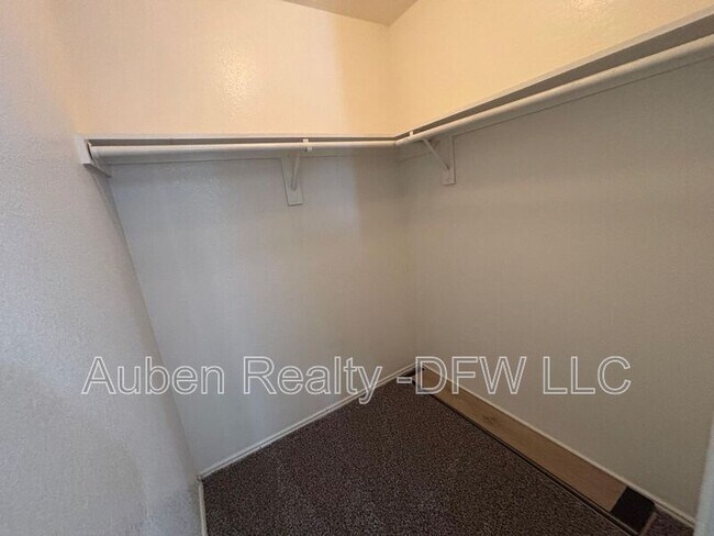 Building Photo - 300 S Magnolia St