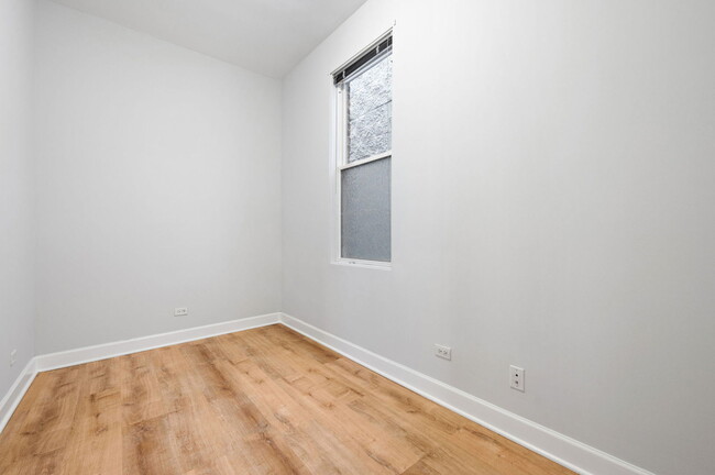Building Photo - 825 N Winchester Ave