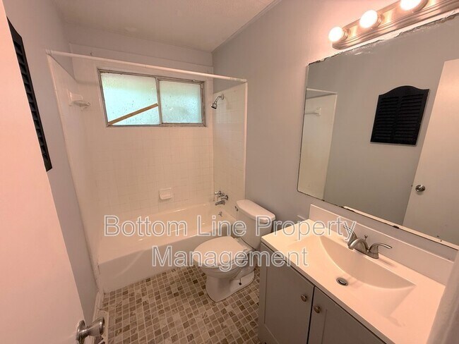Building Photo - 628 Camrose Dr
