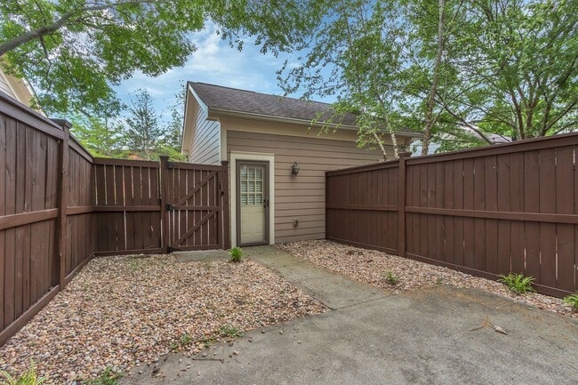 Building Photo - Charming Townhome in the Heart of Berry Fa...