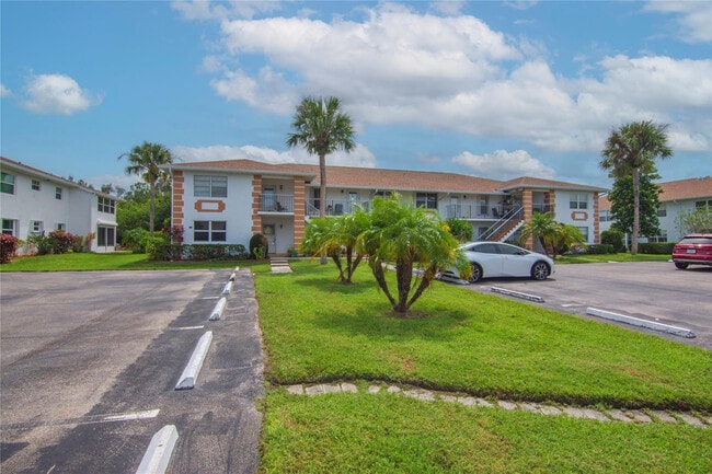 Building Photo - 1217 S Lakes End Dr