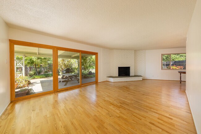 Building Photo - 1121 Mercer Ave