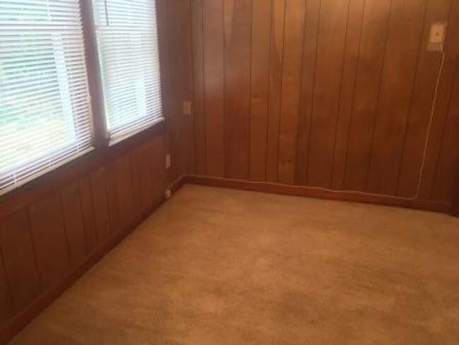 Building Photo - Cute 2 bedroom home for only $895 in conve...