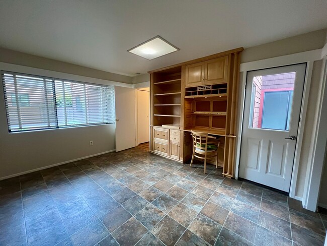 Building Photo - Single Level 2 Bedroom 2 bathroom townhome...