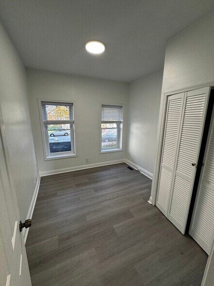 Large Bright Bedroom - 2448 Lakeview Ave