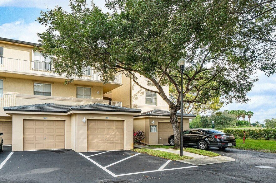 Building Photo - 2040 Greenview Shores Blvd