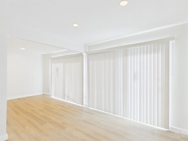 Building Photo - 2124 Burton Dr