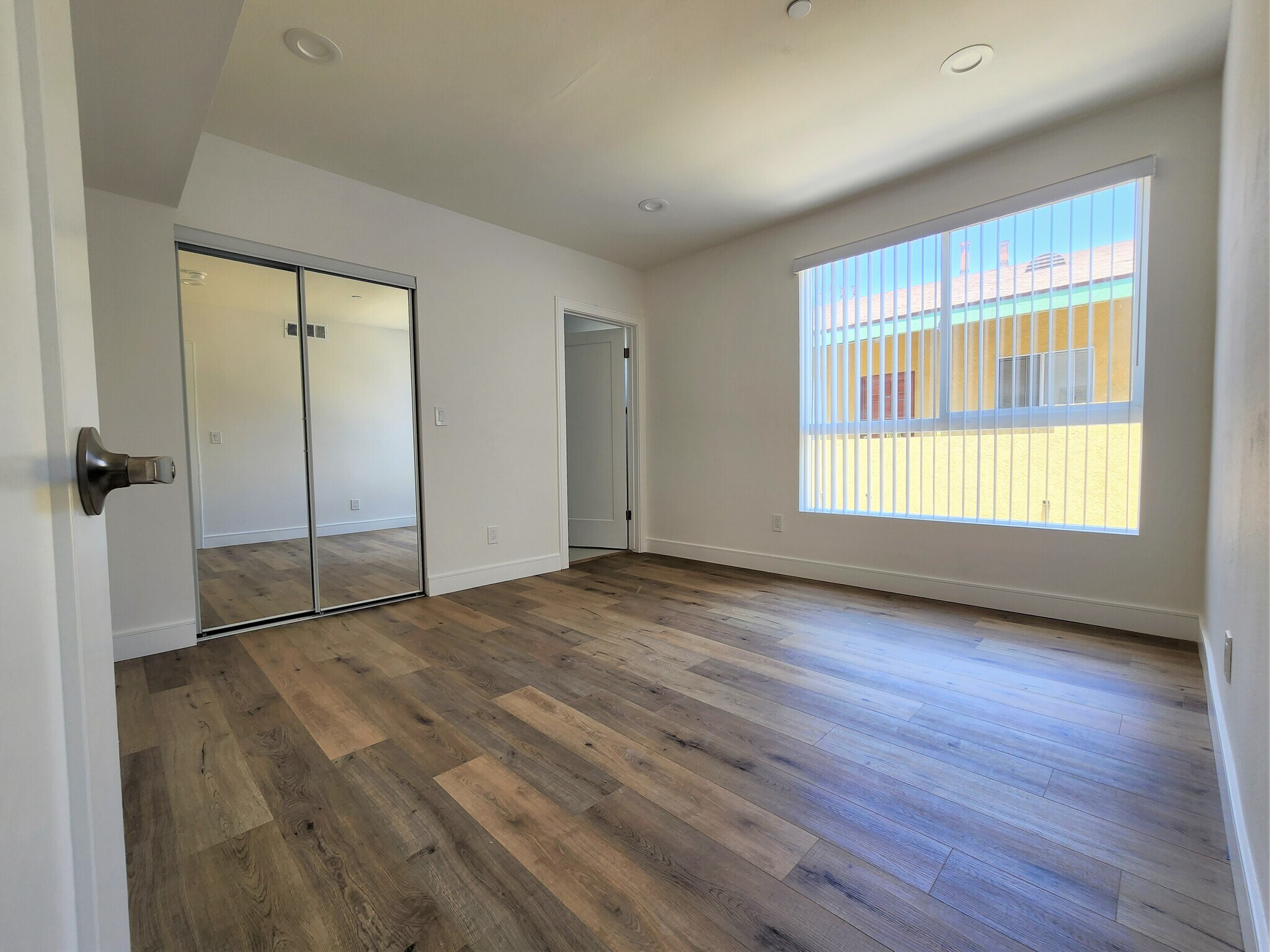 Building Photo - 543 N Kingsley Dr