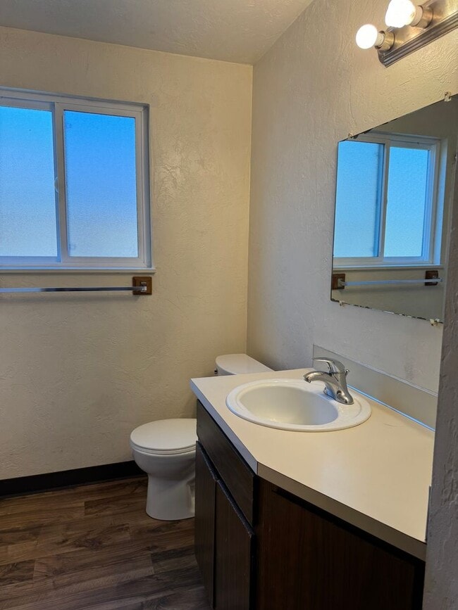 Building Photo - 3 bedroom 1.5 bathroom duplex