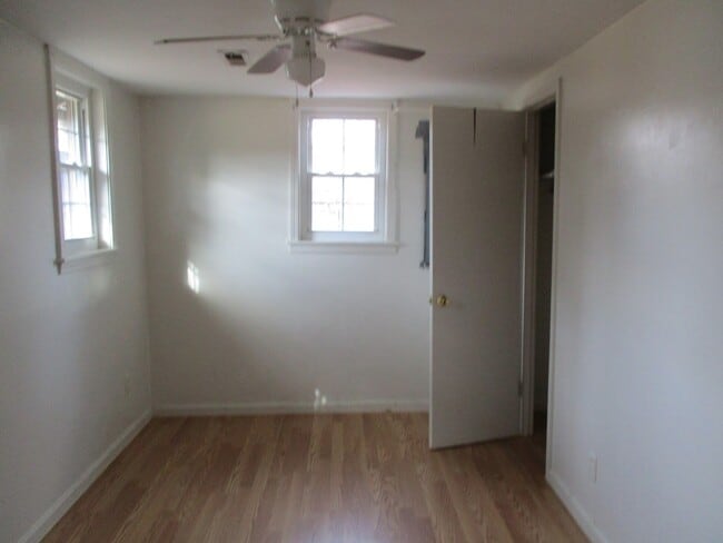Building Photo - 2 Bedroom Home For Rent Over The River!