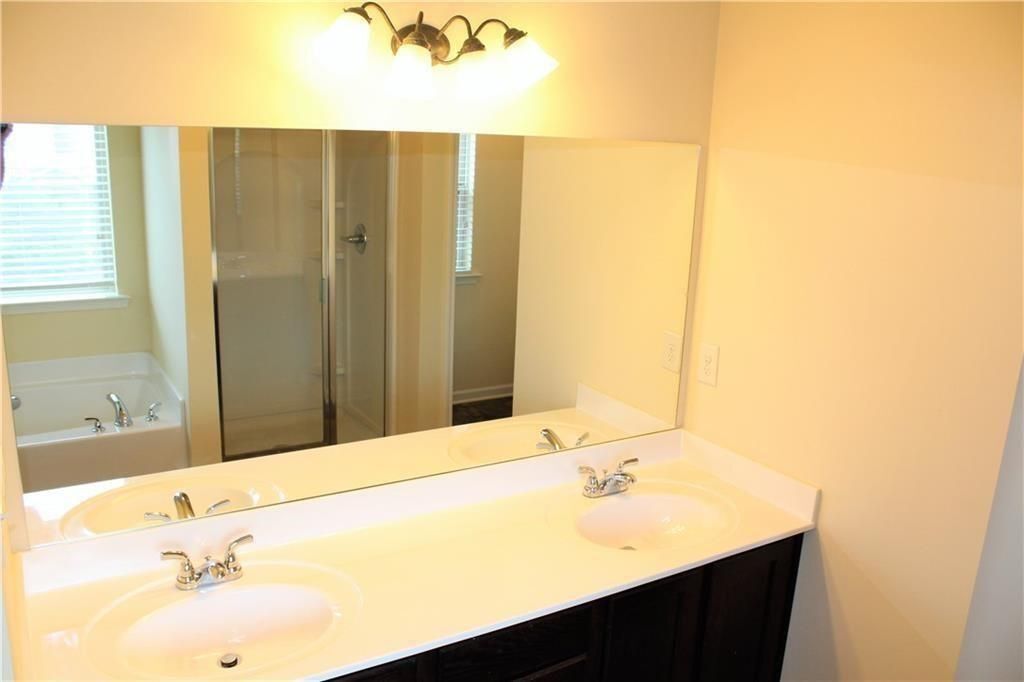 Building Photo - 810 Riverdance Dr