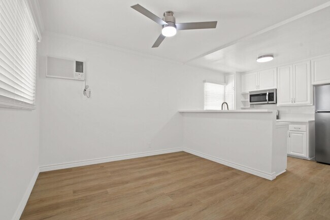 Building Photo - 937 6th St in Santa Monica - North of Wilshire and 6 blocks to the beach!