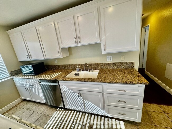 Building Photo - Updated 2nd Floor Corner Unit -3425 E. 15t...