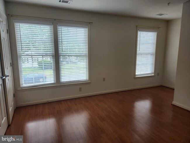 Building Photo - 1234 Oakwood Dr