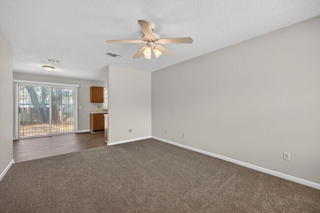 Building Photo - Nice family home!