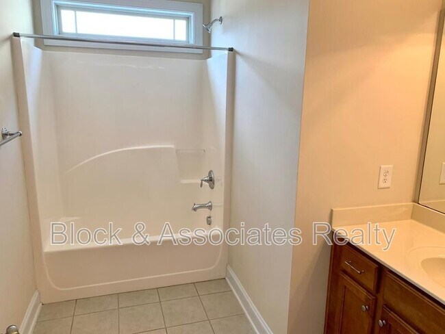 Building Photo - 706 Weavers Ridge Dr