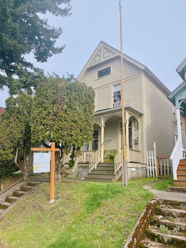 Building Photo - PRELEASE FOR JULY: 5 bdrm/2 bath near WWU and Downtown!