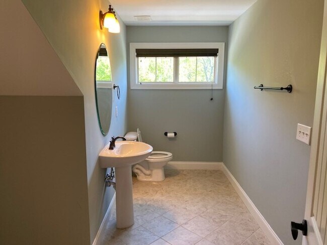 Building Photo - 1352 Legendary Ln