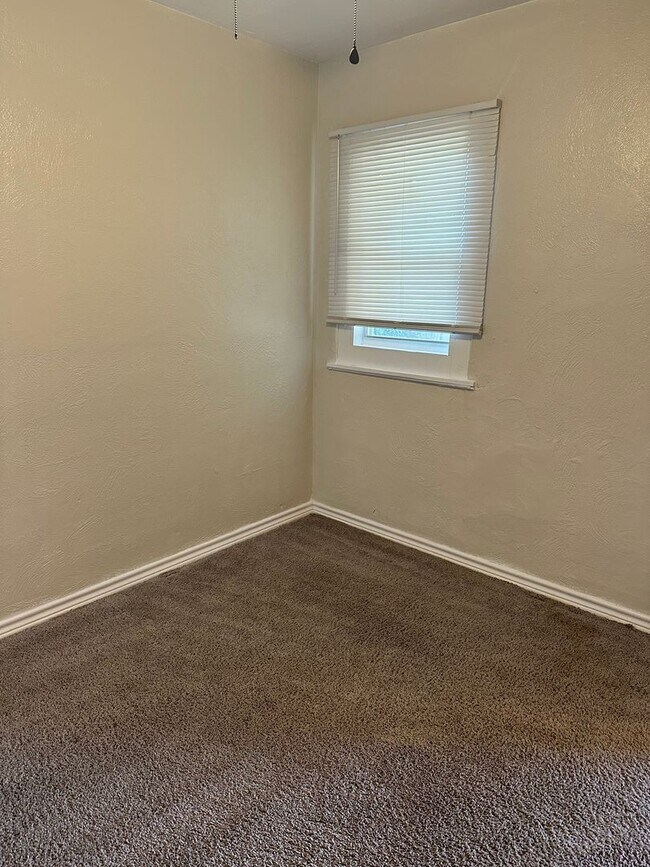 Building Photo - 2319 NW Bell Ave