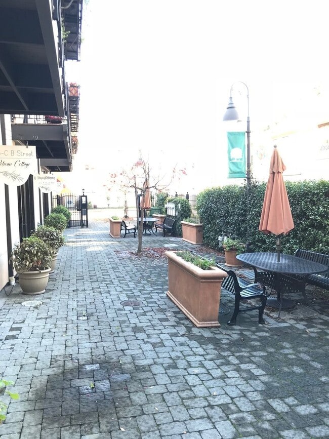 Building Photo - 2 Bedroom 2 bath Downtown Unit with $500 O...