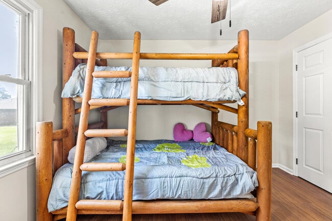 Building Photo - 104 Pleasantview St