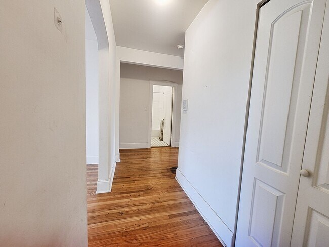 Building Photo - Spacious Renovated Top Floor 2bed/1bath In West Rogers Park