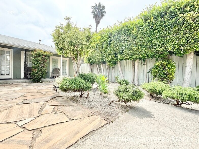 Building Photo - 2448 Beachwood Dr