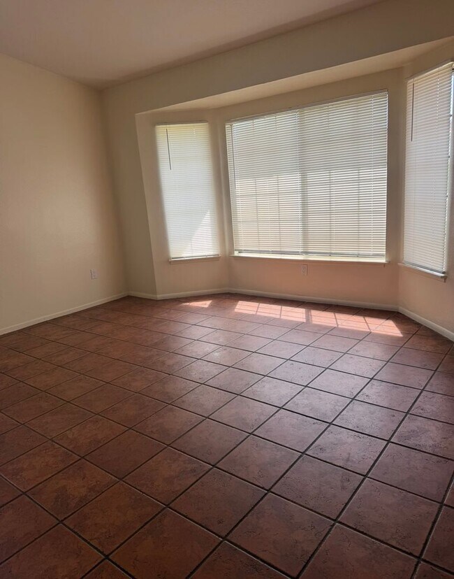 Building Photo - COZY POOL HOME IN SUNNYMEAD RANCH