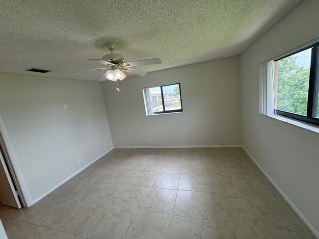 Building Photo - 1181 W River Dr