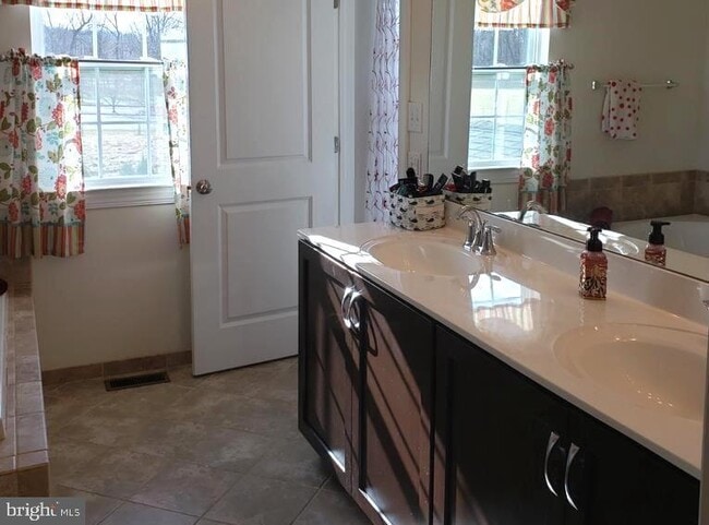 Building Photo - 323 W Boulder Dr