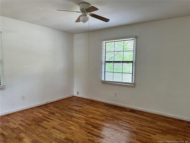 Building Photo - 4945 Redwood Dr