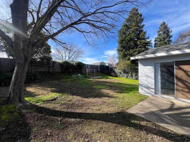 Building Photo - SPACIOUS 3 BED/2 BATH WITH REMODELED KITCH...