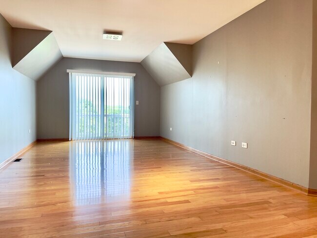 Building Photo - 1675 Town Center St