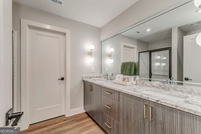 Building Photo - 79 Chateau Dr SE