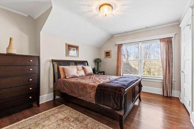 Building Photo - 47 Greenacres Ave