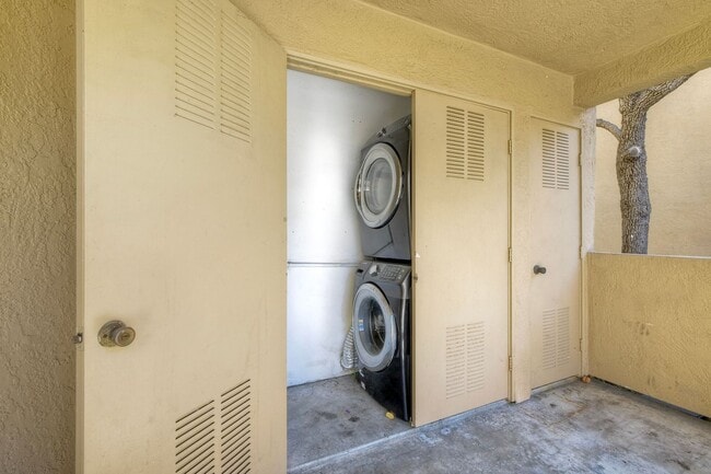 Building Photo - Bright One bedroom, one bath home in Mira Mesa!