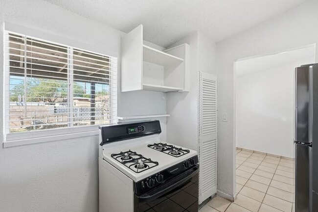 Building Photo - 2118 S Campbell Ave