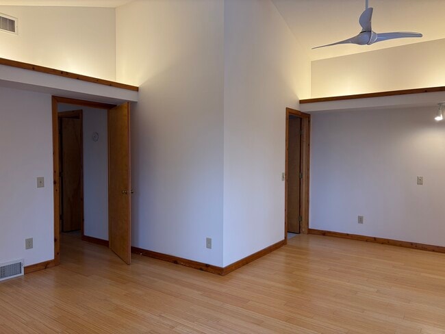 Building Photo - 6526 Bettys Ln