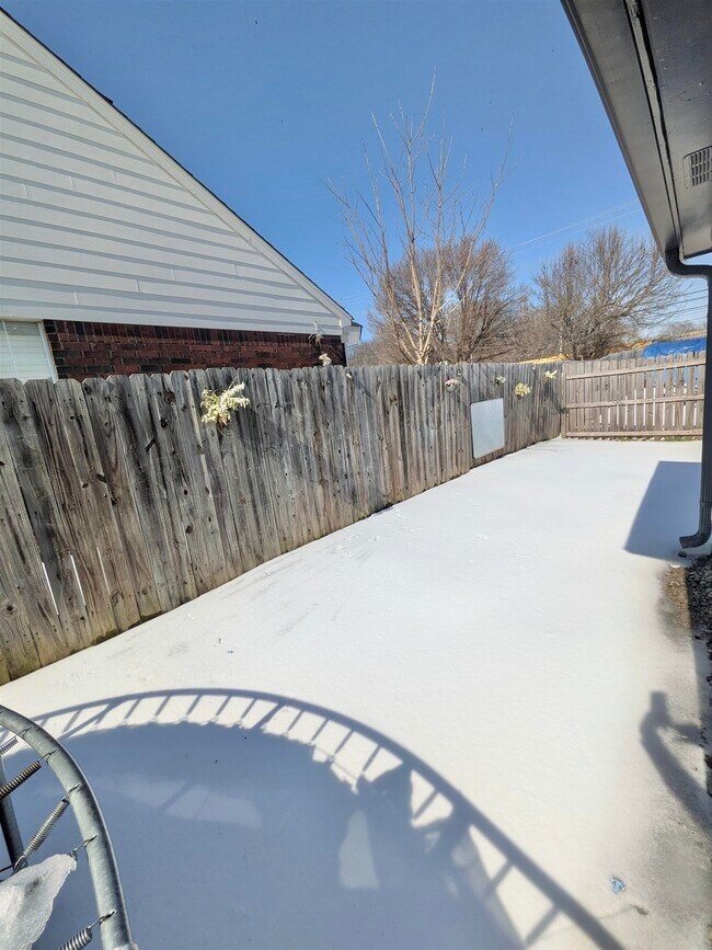 Building Photo - 9410 Garden Woods Dr